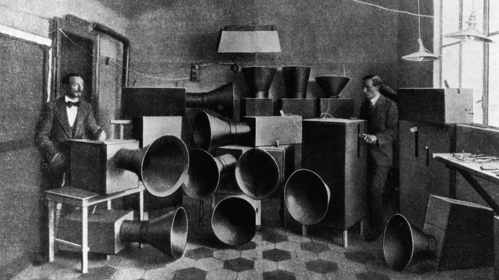 Luigi Russolo und sein Assistent Piatti mit den Intonarumori-Geräuschmaschinen 1914. Das Intonarumori oder "Instrument zur Erzeugung von Geräuschen" wurde 1913 vom futuristischen Komponisten Luigi Russolo (1885 1947) entwickelt.