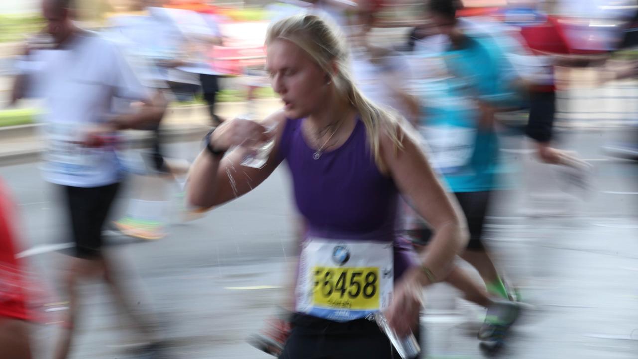 Eine junge Frau beim Marathon in Berlin.