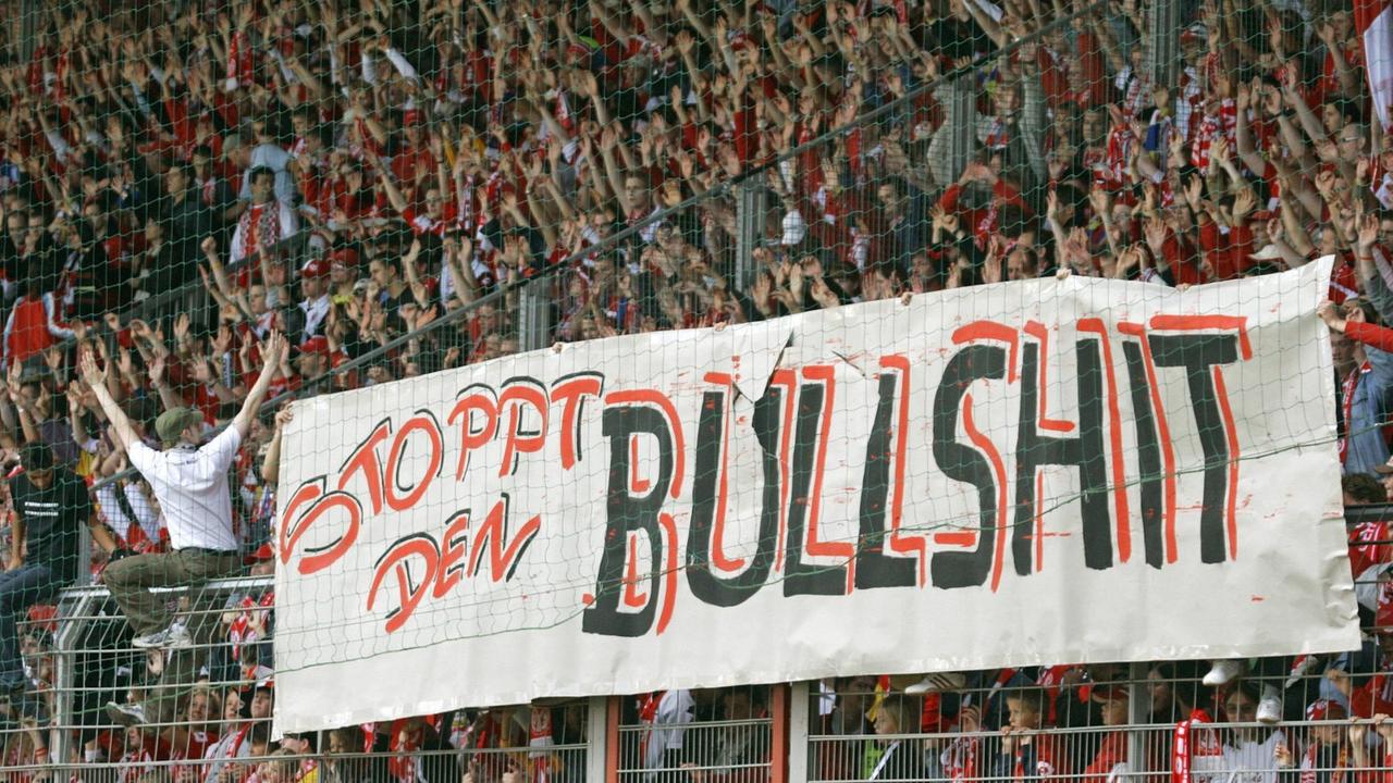 Mainzer Fans sorgen für Stimmung auf der Tribüne des heimischen Bruchwegstadions und geben auf einem Transparent ("Stoppt den Bullshit") gleichzeitig ihr Mißfallen über den Saisonstart zum Ausdruck.