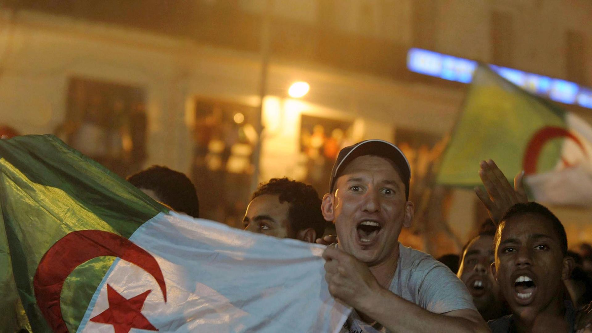 Algerische Fans bejubeln den Einzug ihrer Nationalmannschaft ins WM-Achtelfinale von Brasilien.