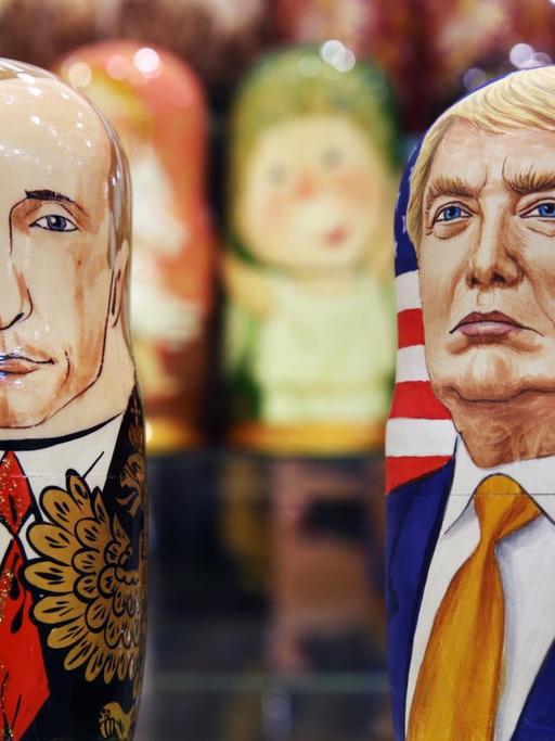 Zwei Matroschka-Figuren, die Wladimir Putin und Donald Trump darstellen sollen