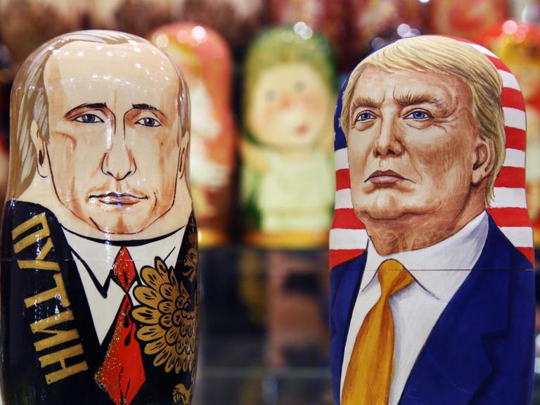 Zwei Matroschka-Figuren, die Wladimir Putin und Donald Trump darstellen sollen