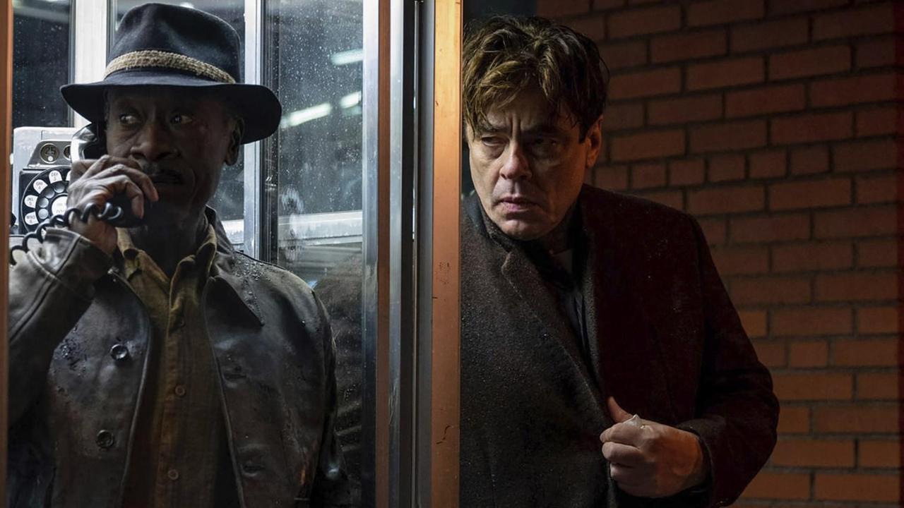 Die Schauspieler Don Cheadle und Benicio del Toro in "No sudden move", dem neuen Werk von Steven Soderbergh.