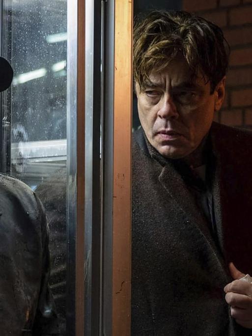 Die Schauspieler Don Cheadle und Benicio del Toro in "No sudden move", dem neuen Werk von Steven Soderbergh.