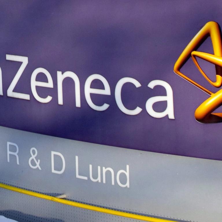 Das Firmenschild des Pharmaunternehmens AstraZeneca