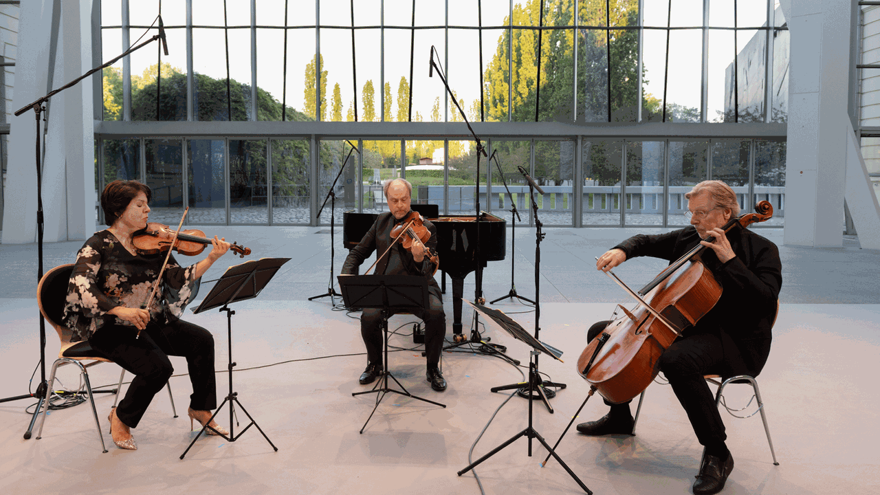Mihaela Martin, Hartmut Rohde und Frans Helmerson spielen das Trio D 581 von Franz Schubert im Glashof des Jüdischen Museums Berlin am 14.5.2020 beim Festival Intonations.