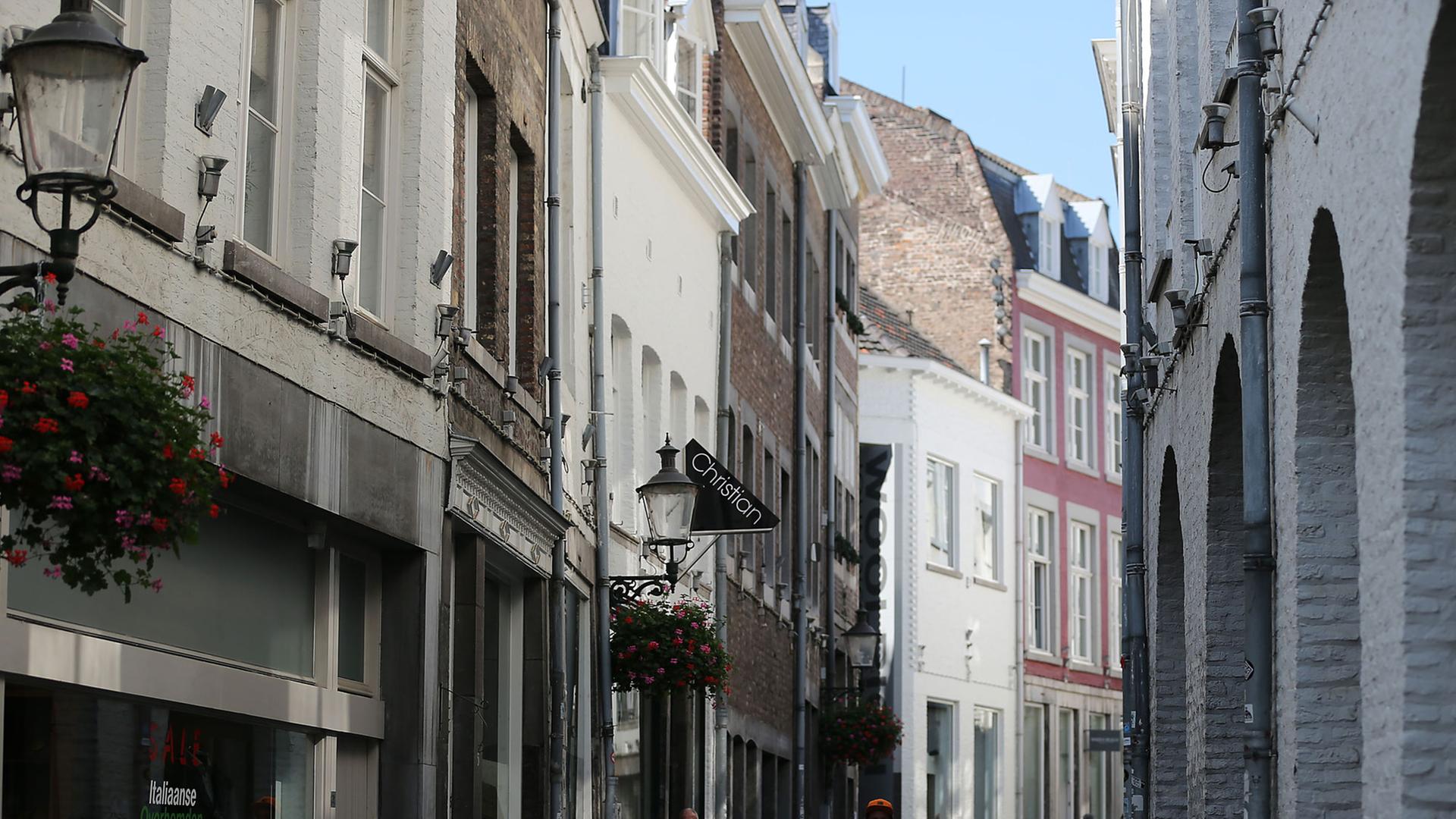 Ein Radfahrer fährt in Maastricht (Limburg) durch die Altstadt. Ein Radfahrer fährt in Maastricht (Limburg) durch die Altstadt.