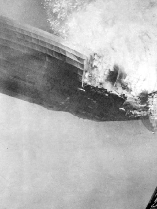Der hintere Rumpfteil des Luftschiffs LZ 129 "Hindenburg" wird am 6. Mai 1937 bei der Landung auf dem Luftschiffhafen von Lakehurst in New Jersey bei New York von einer Explosion erschüttert. Insgesamt 36 Passagiere und Besatzungsmitglieder kamen bei der Katastrophe ums Leben. Der 100 Tonnen schwere, zu seiner Zeit größte Zeppelin der Welt brannte völlig aus, das Ende der Zeppelin-Ära begann.
