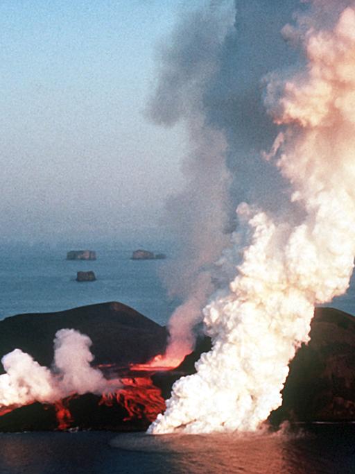 Dampfwolken steigen von der Vulkaninsel Surtsey in die Luft. Die Insel entstand 1963 durch einen Vulkanausbruch unter Wasser und liegt rund 20 Kilometer entfernt von Heimaey, der Hauptinsel der isländischen Westmännerinseln.
