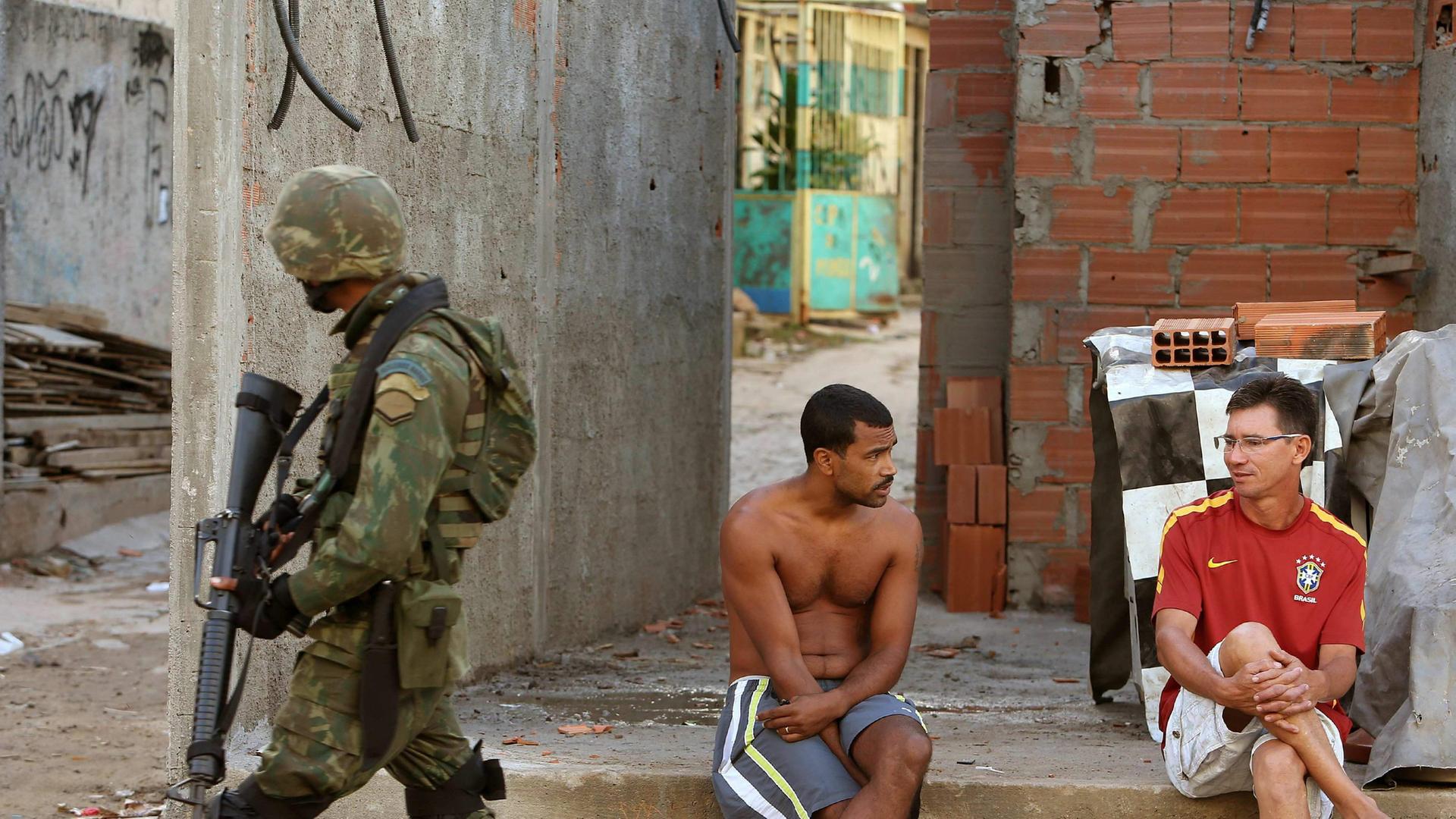 Ein Soldat bewacht ein Armutsviertel in Rio de Janeiro. Ein Soldat bewacht ein Armutsviertel in Rio de Janeiro.