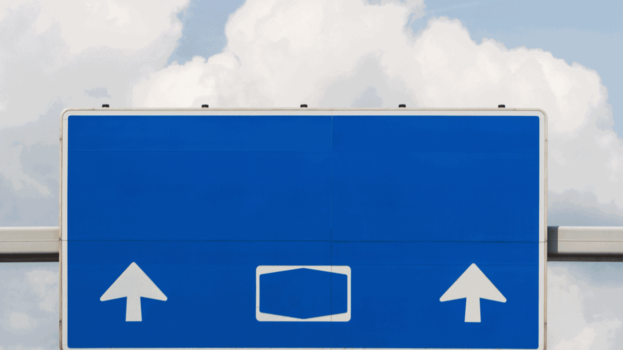 Serie Gefah'n - zu sehen ist ein blaues Hinweisschild auf einer Autobahn ohne Beschriftung.