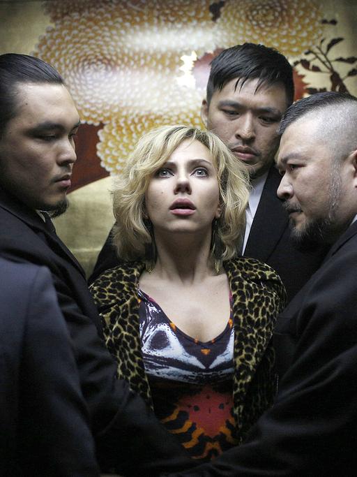 Szene aus dem Film "Lucy" mit Scarlett Johansson (Mitte)