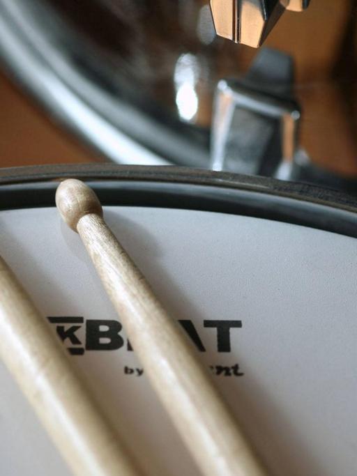Sticks auf einer Snare Drum