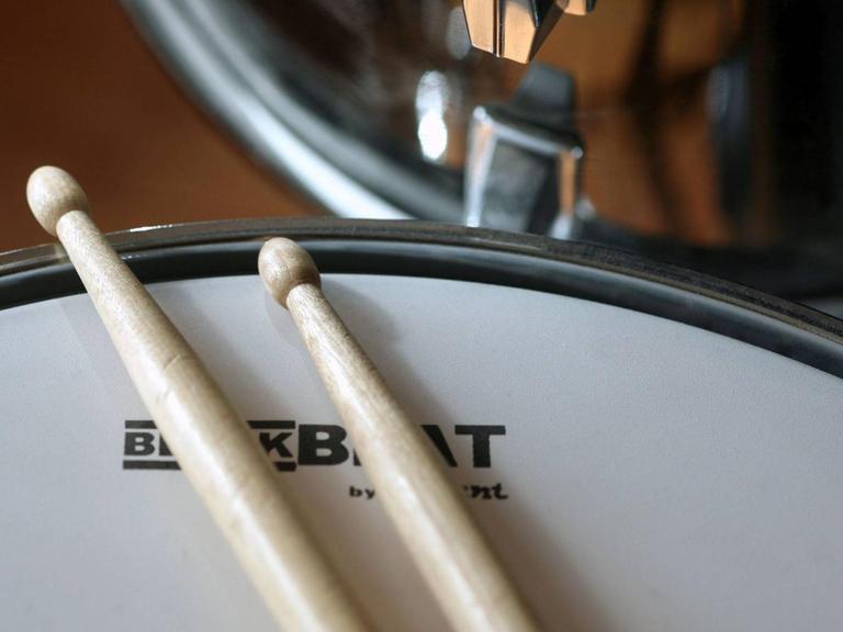 Sticks auf einer Snare Drum