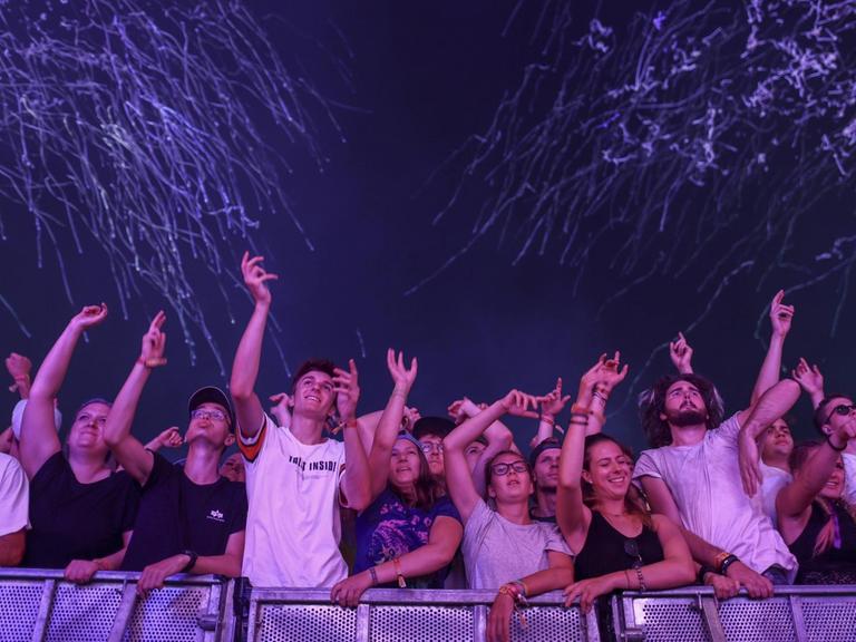 Jubelnde Zuschauermenge beim 7. Electric Love Festival 2019 in Salzburg
