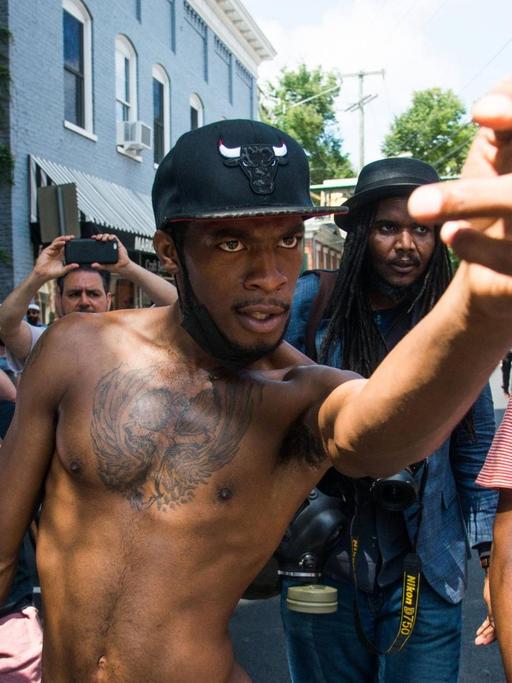 Hip-Hop erzählt die Wirklichkeit und die ist oft gewalttätig, vor allem für schwarze Jugendliche. Hier Gegendemonstranten des Neo-Nazi-Aufmarsches in Charlottesville, bei dem drei Menschen starben.