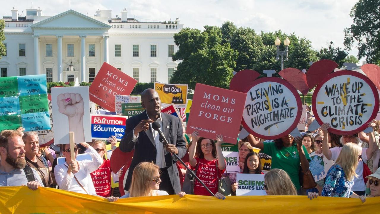 Demonstranten protestieren mit Plakaten vor dem Weißen Haus gegen den Rückzug der USA aus dem internationalen Klimaschutzabkommen.