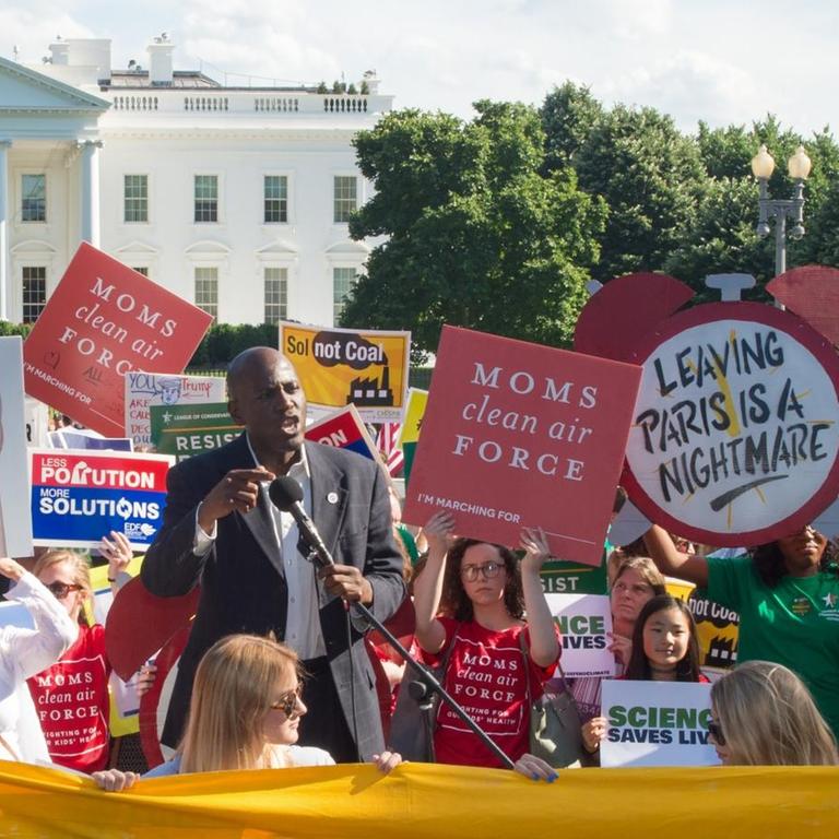 Demonstranten protestieren mit Plakaten vor dem Weißen Haus gegen den Rückzug der USA aus dem internationalen Klimaschutzabkommen.
