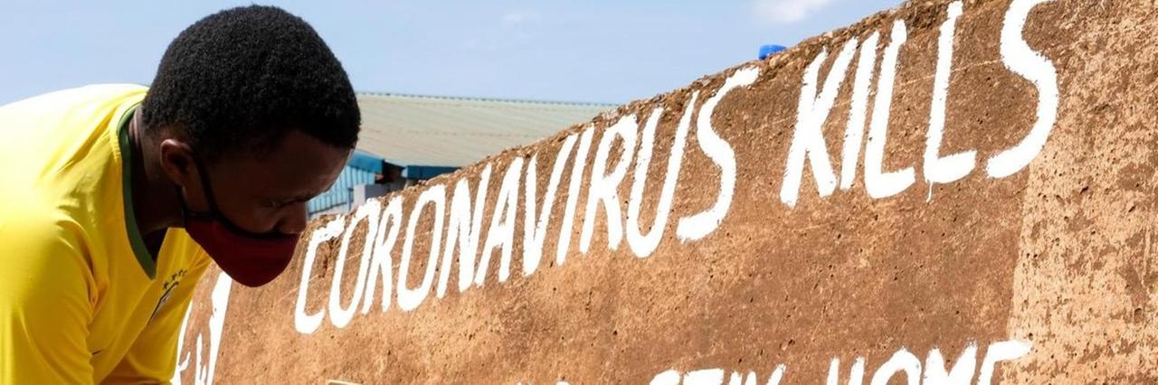 Ein Künstler in Uganda warnt vor den Gefahren des Coronavirus. Ein Künstler in Uganda warnt vor den Gefahren des Coronavirus.