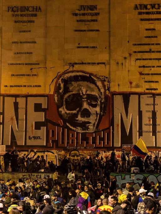 In der kolumbianischen Stadt Bogoto Cundinamarca wurde zum Protest ein Denkmal bemalt. Es zeigt das Gesicht des Ex-Präsidenten Alvaro Uribe, das sich in einen Totenschädel verwandelt und daneben steht "Volksfeind" geschrieben.