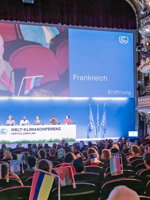 Die Umweltexperten Florian Rauser, Satya Bhowmik, Schirin Fahti, Kenneth Gbandi, Sabine Hain, Bernd Hezel und Ana Soliz Landivar Stange (von links nach rechts) in Hamburg auf der Fotoprobe von "Welt-Klimakonferenz".