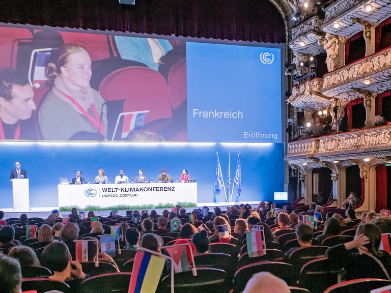 Die Umweltexperten Florian Rauser, Satya Bhowmik, Schirin Fahti, Kenneth Gbandi, Sabine Hain, Bernd Hezel und Ana Soliz Landivar Stange (von links nach rechts) in Hamburg auf der Fotoprobe von "Welt-Klimakonferenz".