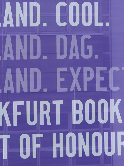 Ein Großplakat macht auf einer Halle der Buchmesse in Frankfurt am Main (Hessen) auf das Gastland Finnland aufmerksam.