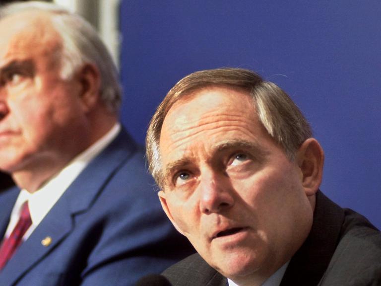 Der CDU-Vorsitzende Wolfgang Schäuble (r.) schaut am 30.11.1999 während einer gemeinsamen Pressekonferenz mit dem früheren Bundeskanzler Helmut Kohl in der Berliner CDU-Zentrale an die Decke.