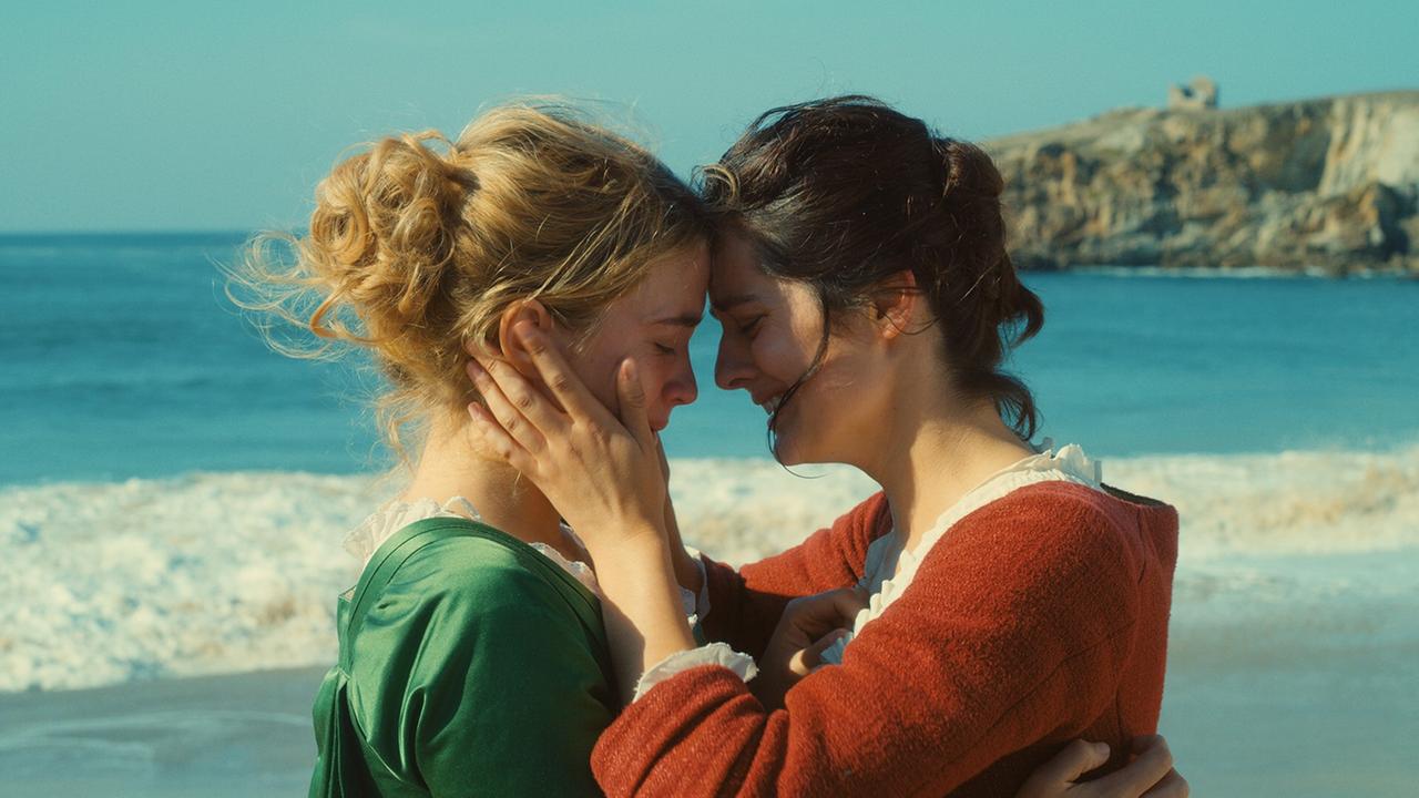 Zwei Frauen umarmen sich am Strand (Szene aus "Porträt einer jungen Frau in Flammen")