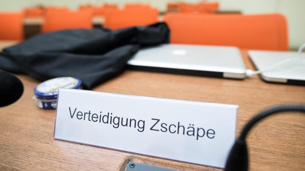 Ein Schild mit der Aufschrift "Verteidigung Zschaepe" liegt im Landgericht in Muenchen beim NSU-Prozess auf der Anklagebank.