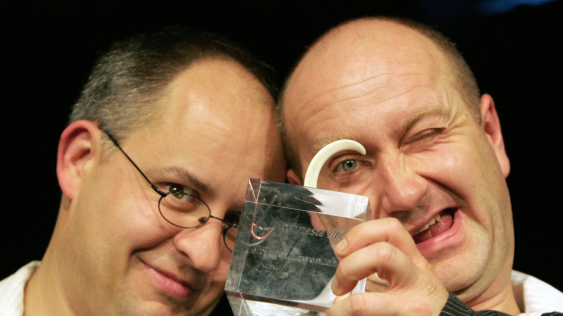 Die Potsdamer Musikkabarettisten Dirk Pursche (r) und Stefan Klucke zeigen am 12.10.2006 zum Auftakt der Leipziger Lachmesse den Kleinkunstpreis Leipziger Löwenzahn.