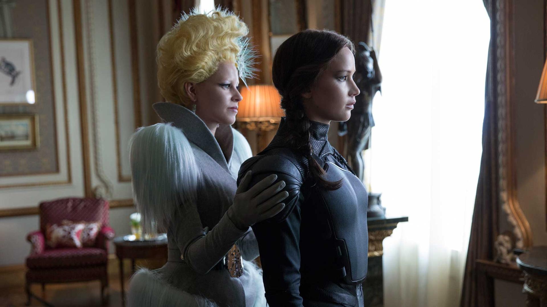 Effie Trinket (Elizabeth Banks, l.) und Katniss Everdeen (Jennifer Lawrence, r.) in "Die Tribute von Panem - Mockingjay Teil 2"