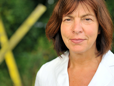 Die Fraktionschefin der Grünen im Europaparlament, Rebecca Harms, steht neben einen gelben Holzkreuz im niedersächsischen Dickfeitzen (Landkreis Lüchow - Dannenberg).