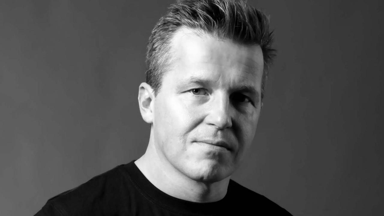 Der Comicautor Nils Oskamp, schwarz-weiß-Porträt
