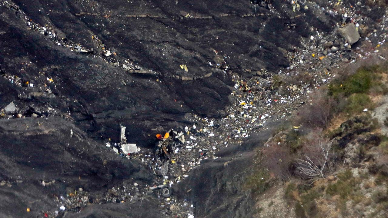 Wrackteile und Trümmer liegen an einem Berghang nach dem Absturz einer Maschine vom Typ Airbus A320 der Fluggesellschaft Germanwings bei Seyne-les-Alpes in der Provence.