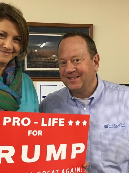 Trump-Wähler Sandra und Dave McNeer in Newton/Iowa halten ein Schild mit der Aufschrift "Pro Life for Trump" in der Hand
