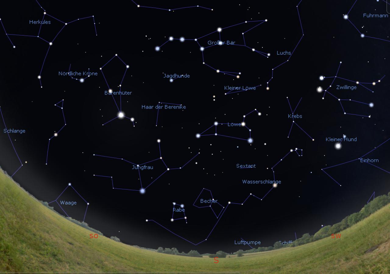 Der südliche Sternehimmel am 1. April gegen Mitternacht, am 15. gegen 23 Uhr und am Monatsletzten gegen 22 Uhr