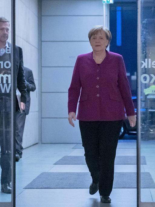 11.02.2018, Berlin: Die CDU-Vorsitzende und Bundeskanzlerin Angela Merkel kommt zur Aufzeichnung der ZDF-Sendung «Berlin direkt» in das ZDF-Hauptstadtstudio. Foto: Paul Zinken/dpa | Verwendung weltweit