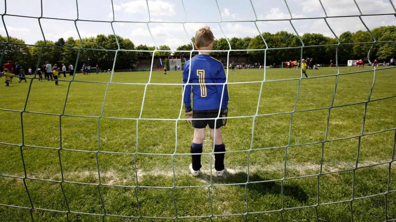 Fussball-Jugendturnier 2010, ein Junge steht im Tor und wartet auf die Mitspieler.