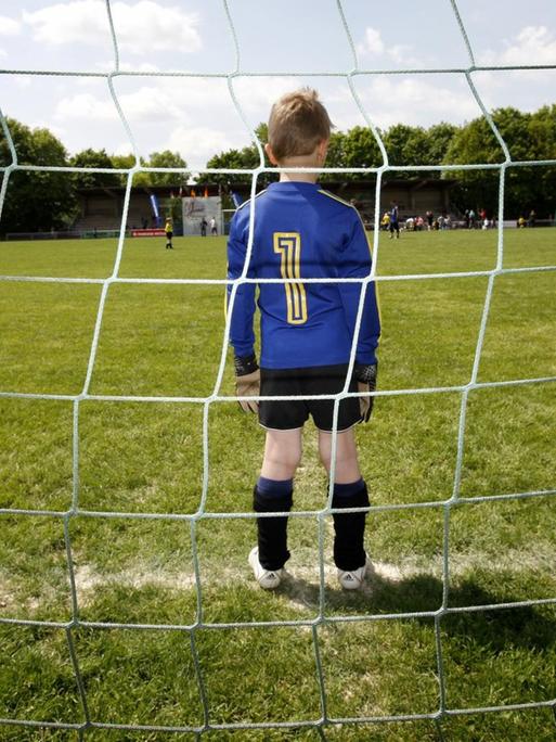 Fussball-Jugendturnier 2010, ein Junge steht im Tor und wartet auf die Mitspieler.