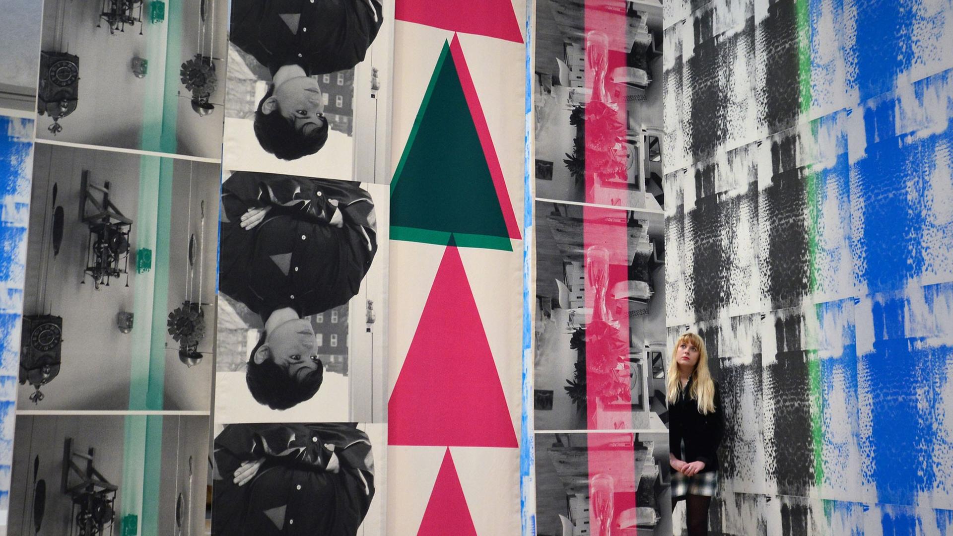 Turner Preis 2014: Ein Installation der nominierten Kanadierin Ciara Phillips in London. Rote und ein schwarzes Dreieck.