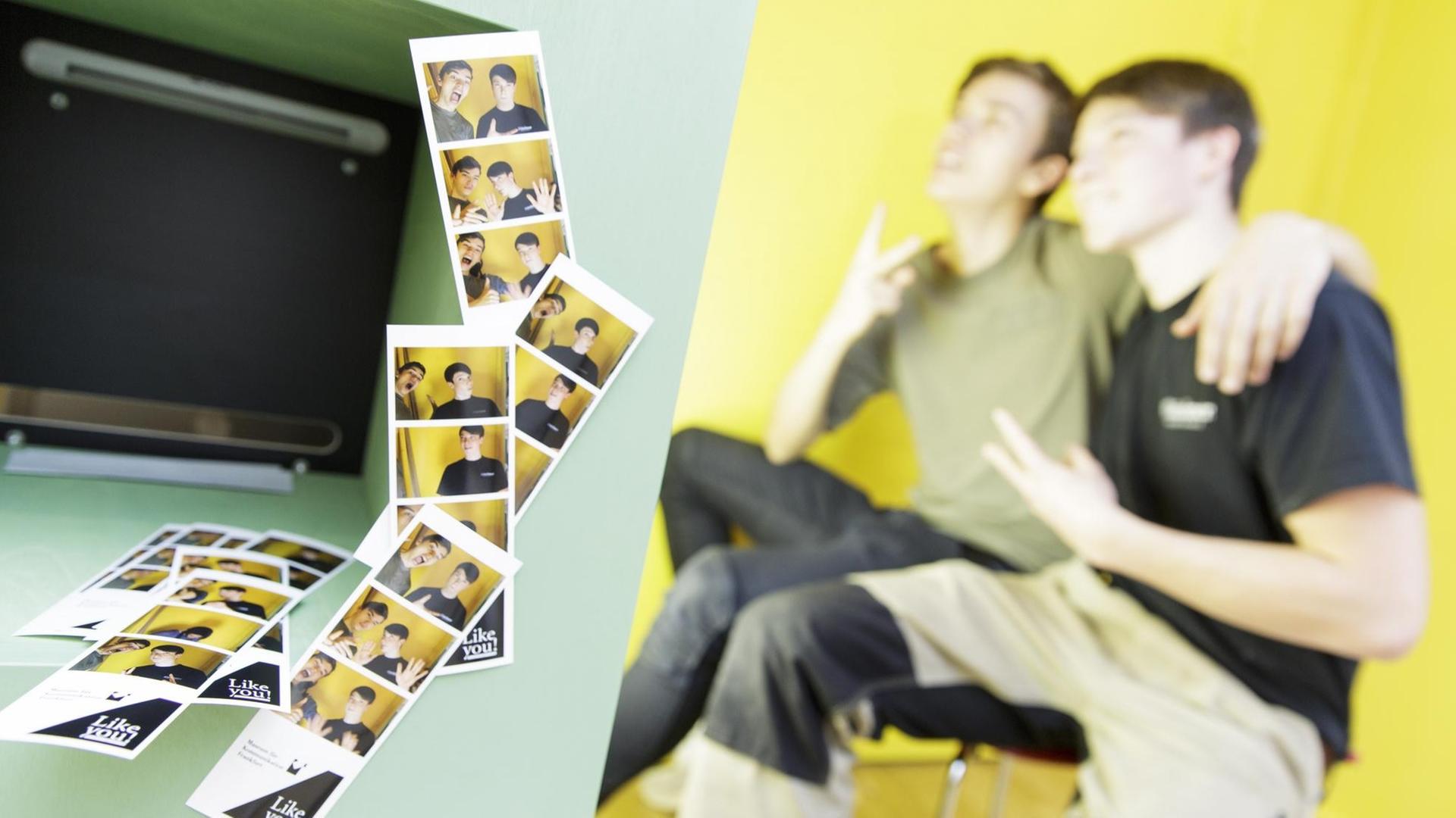 Ausstellungsbild der Ausstellung "Like you! Freundschaft digital und analog": Zwei Jugendliche sitzen zusammen in einer Fotobox, in der gemeinsame Bilder entstehen.
