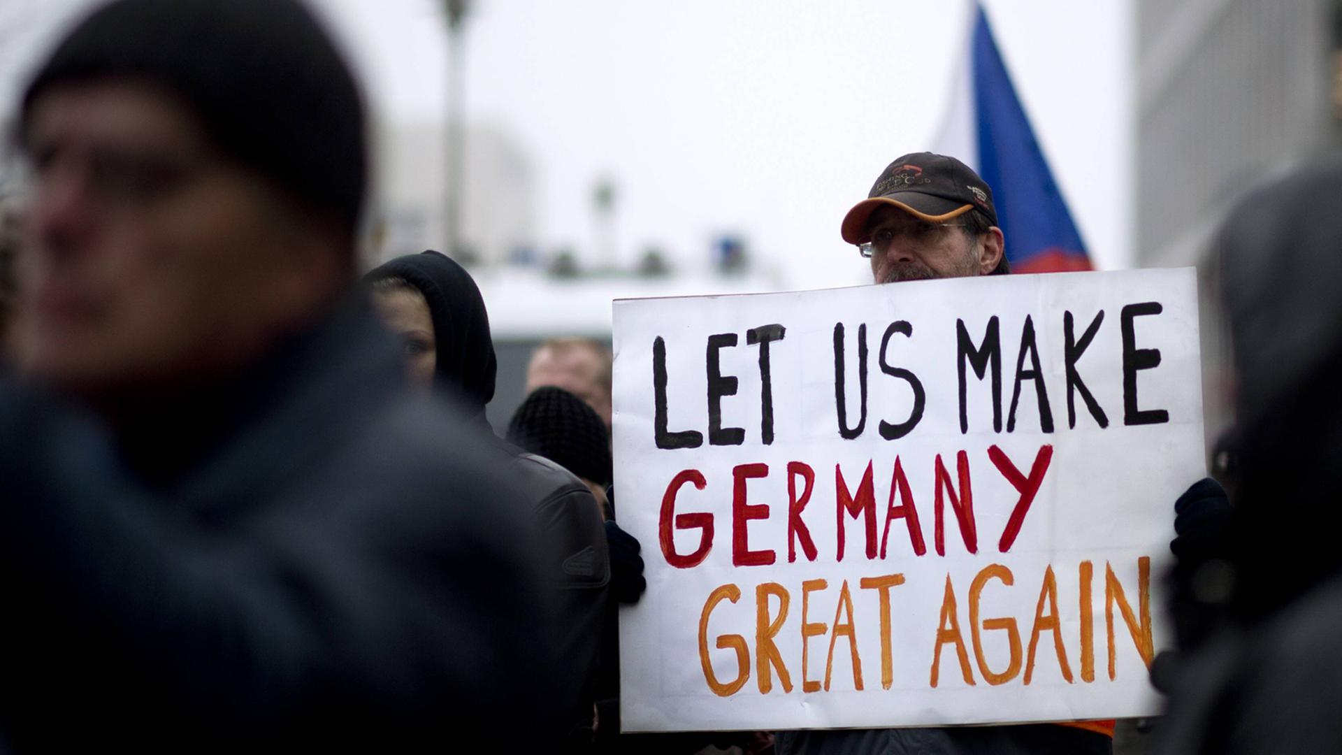 Bärgida in Berlin: Ein Demonstrant mit dem Plakat "Let us make Germany great again".