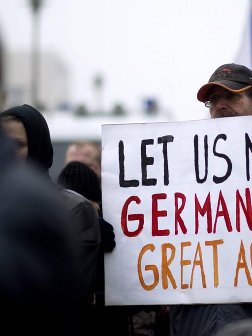 Bärgida in Berlin: Ein Demonstrant mit dem Plakat "Let us make Germany great again".