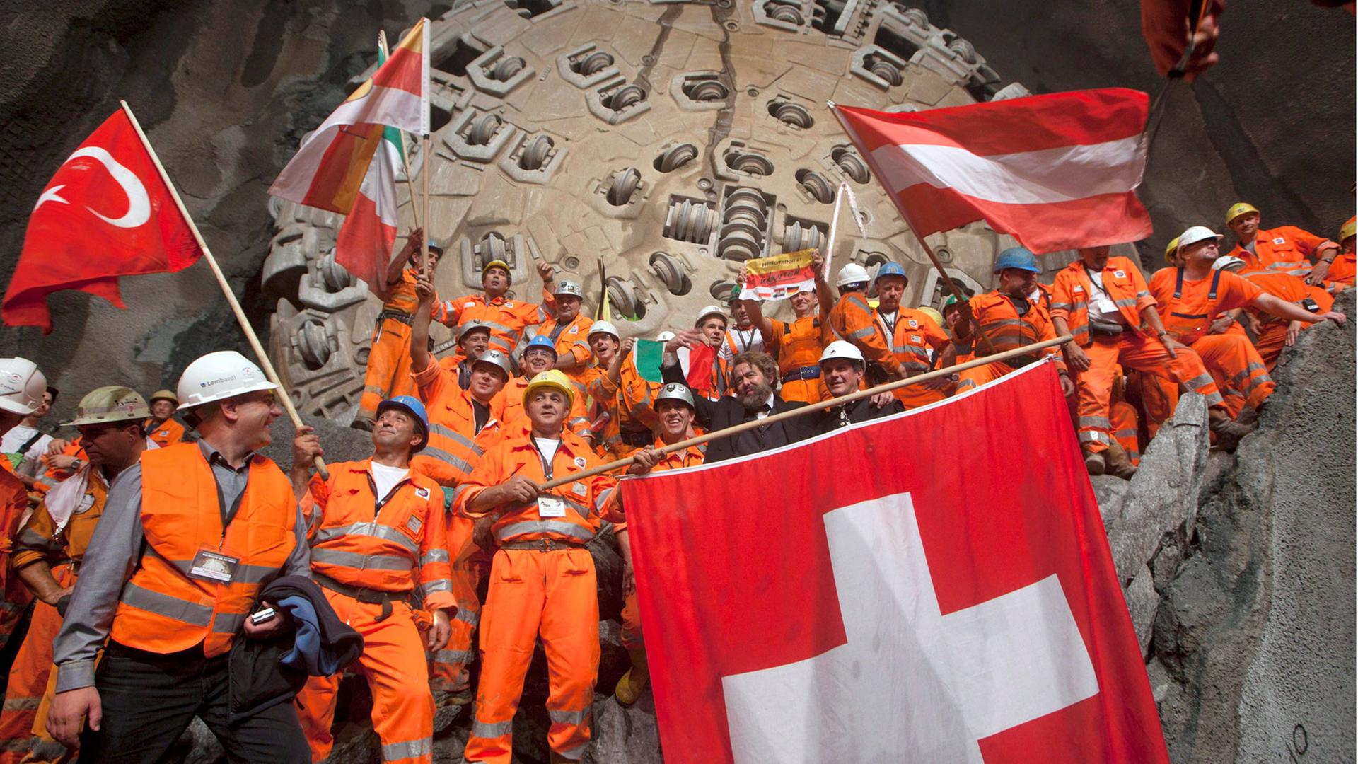 Arbeiter auf der Baustelle des Gotthard-Basistunnels feiern am 15.10.2010 den Durchstich des letzten Abschnitts.