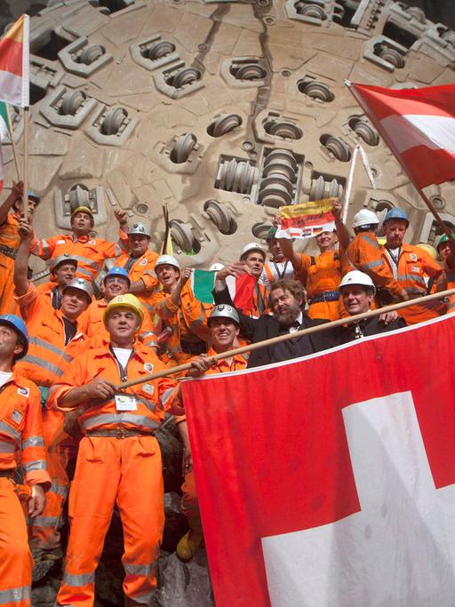 Arbeiter auf der Baustelle des Gotthard-Basistunnels feiern am 15.10.2010 den Durchstich des letzten Abschnitts.