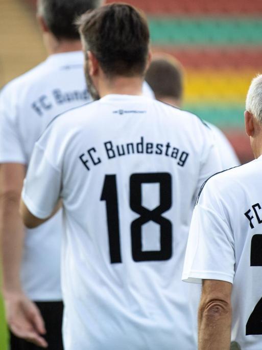Die Mannschaft des FC Bundestag geht aufs Feld.