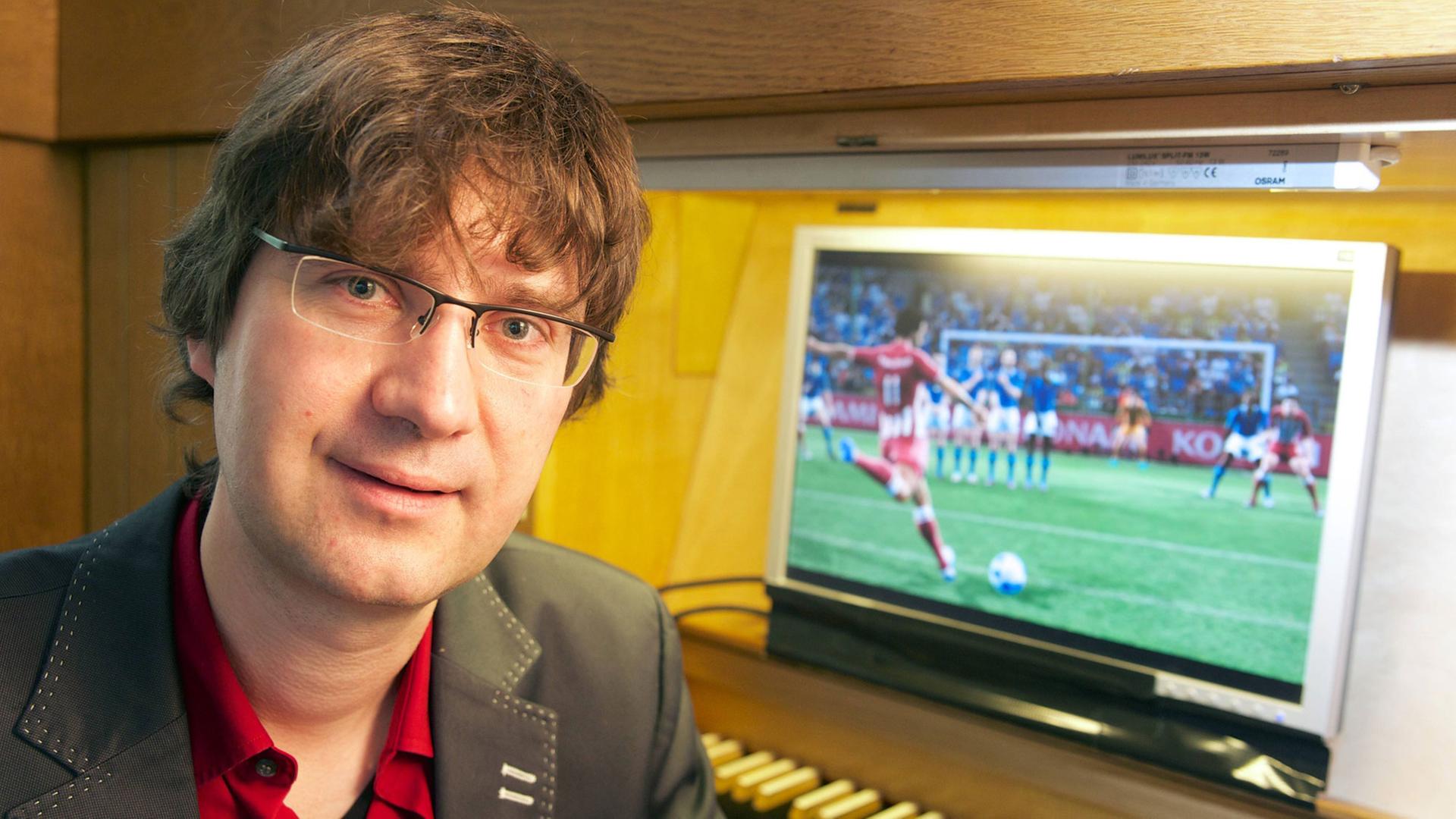 In der Berliner Emmauskirche spielt Stummfilmbegleiter Stephan von Bothmer bei Spielen der Fußball-EM - an der Orgel.