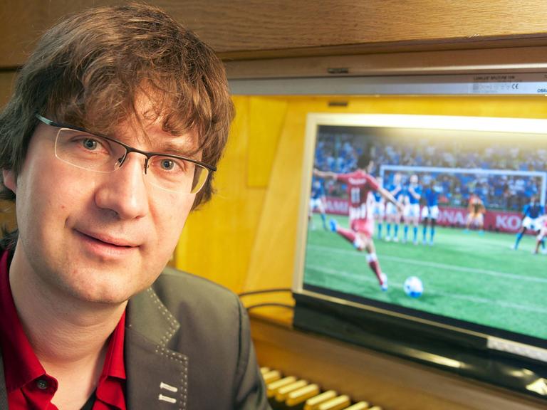 In der Berliner Emmauskirche spielt Stummfilmbegleiter Stephan von Bothmer bei Spielen der Fußball-EM - an der Orgel.