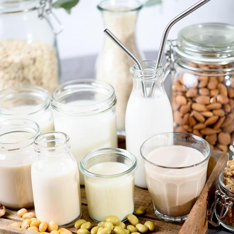 Hafermillch und andere pflanzliche Milchsorten auf einem Tablett